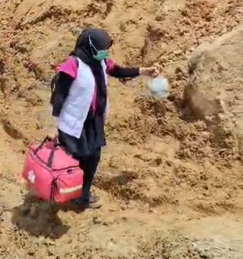 Dedikasi Nova, Bidan Desa: Rela Berjalan Kaki Lewati Jalan Berlumpur Demi Layani Posyandu di Arul Badak